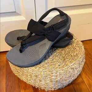 Clarks Black and Gray Thong Sandals